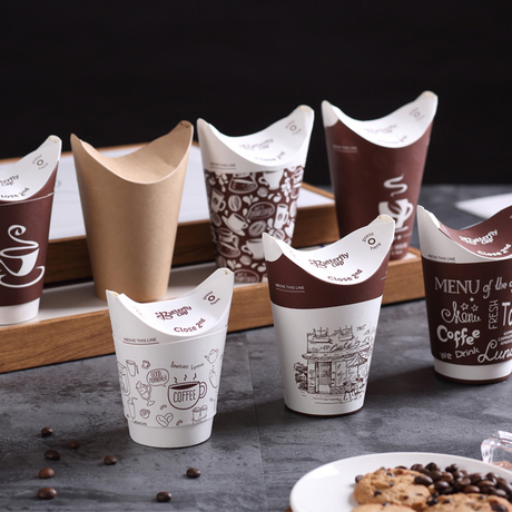 Xícara de café borboleta feita de papel dobrado e de ferro